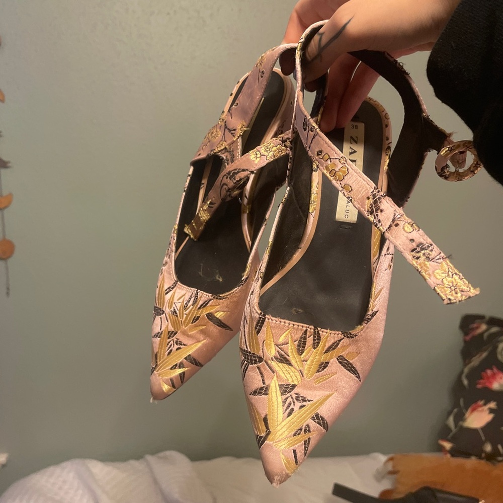 Zara Women's Pink and Gold Embroidered Flats